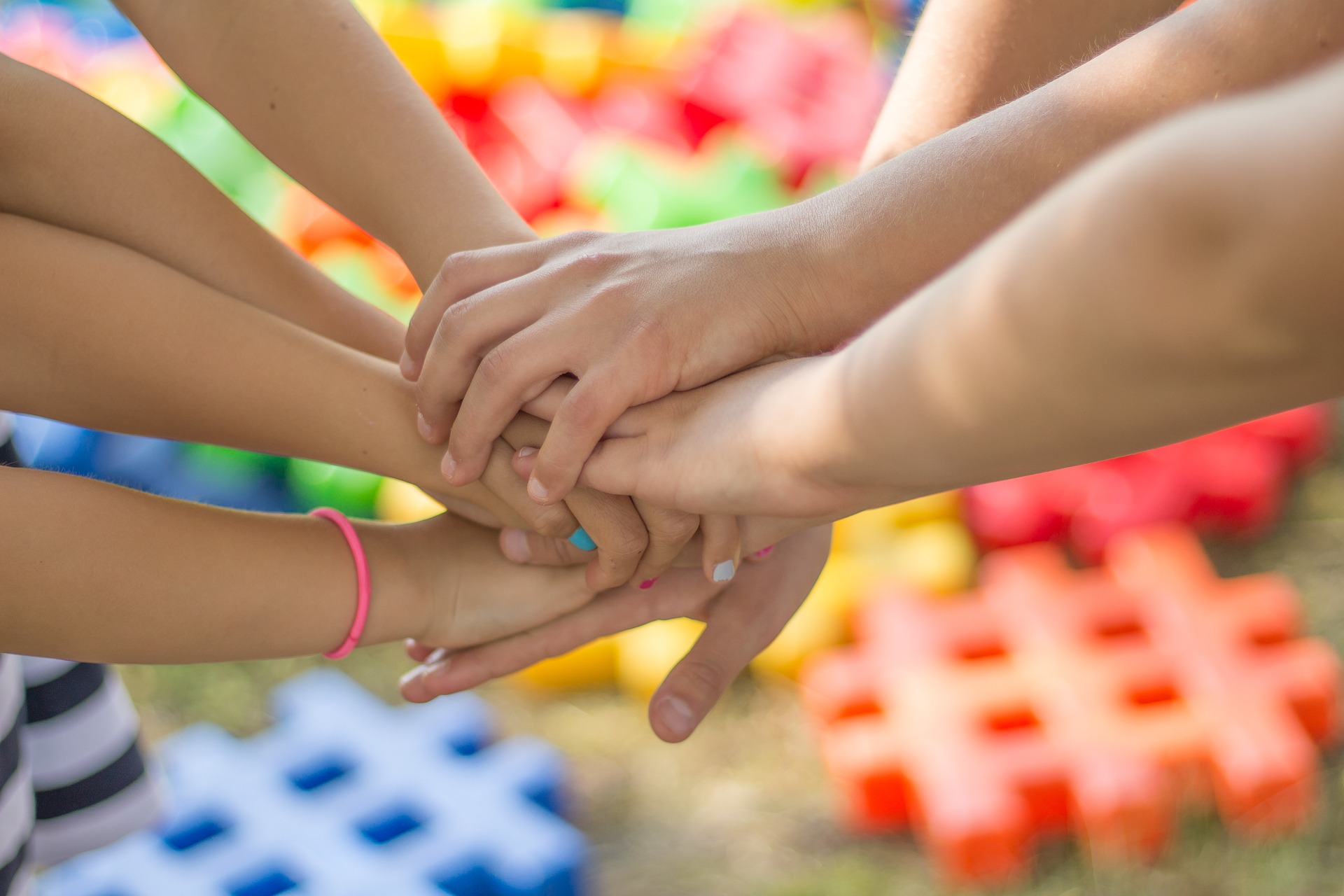 hands-g153a98007_1920
