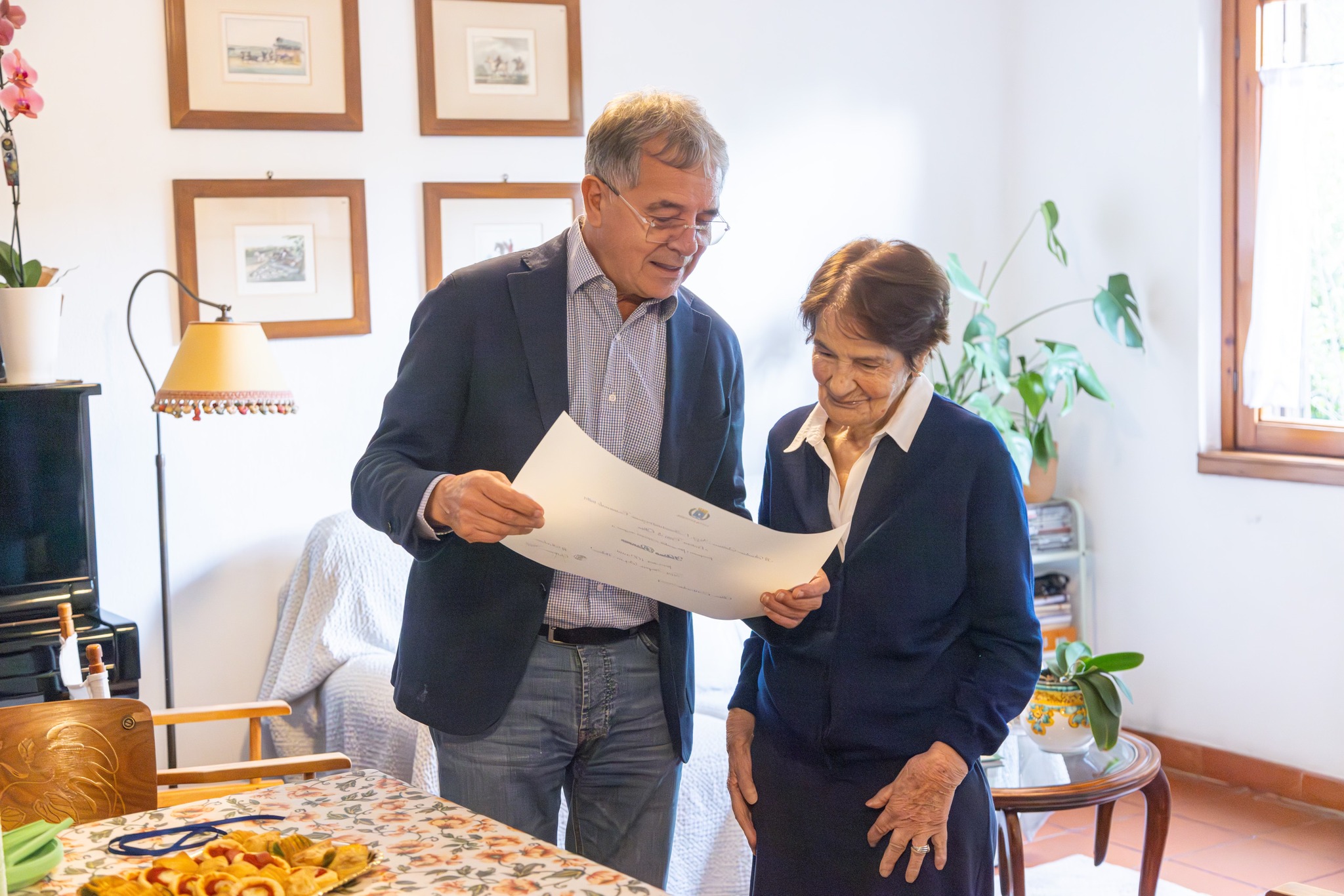 Il Sindaco Settimo NIzzi incontra Hélène Blanrue. Ha compiuto 100 anni il 12 settembre.