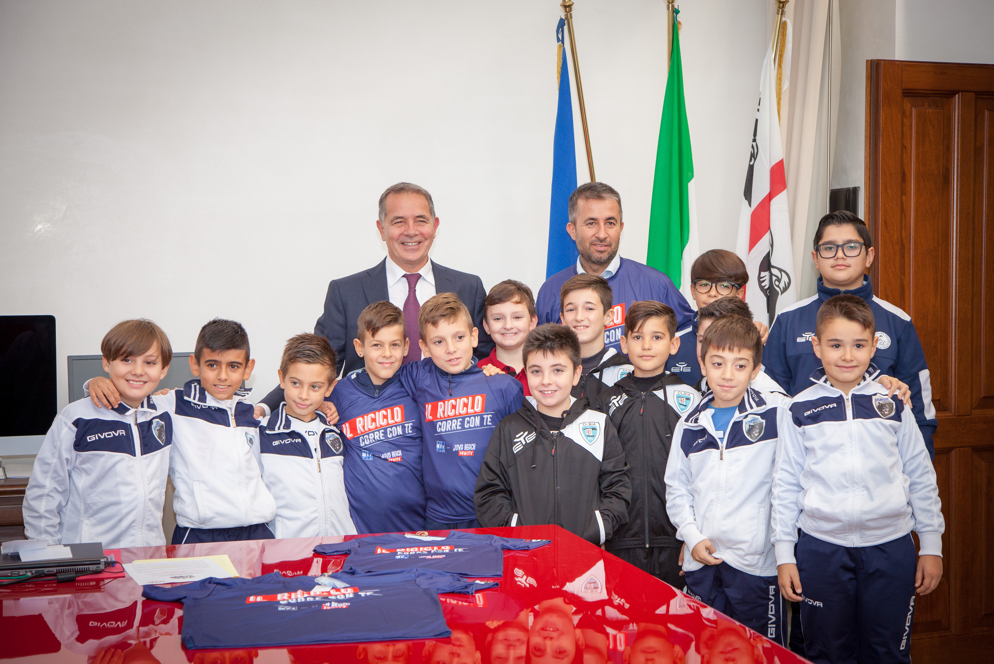 Jova Beach Party. In occasione della giornata europea dei rigiuììfiuti, la consegna ufficiale delle T-shirt sportive realizzate con  le bottigliette d'acqua riciclate. 